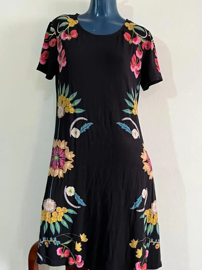 Vestido negro con estampado floral colorido