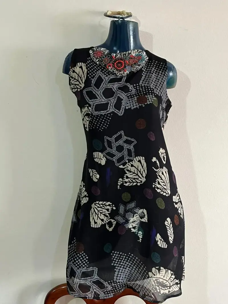 Vestido negro con estampado floral y bordado