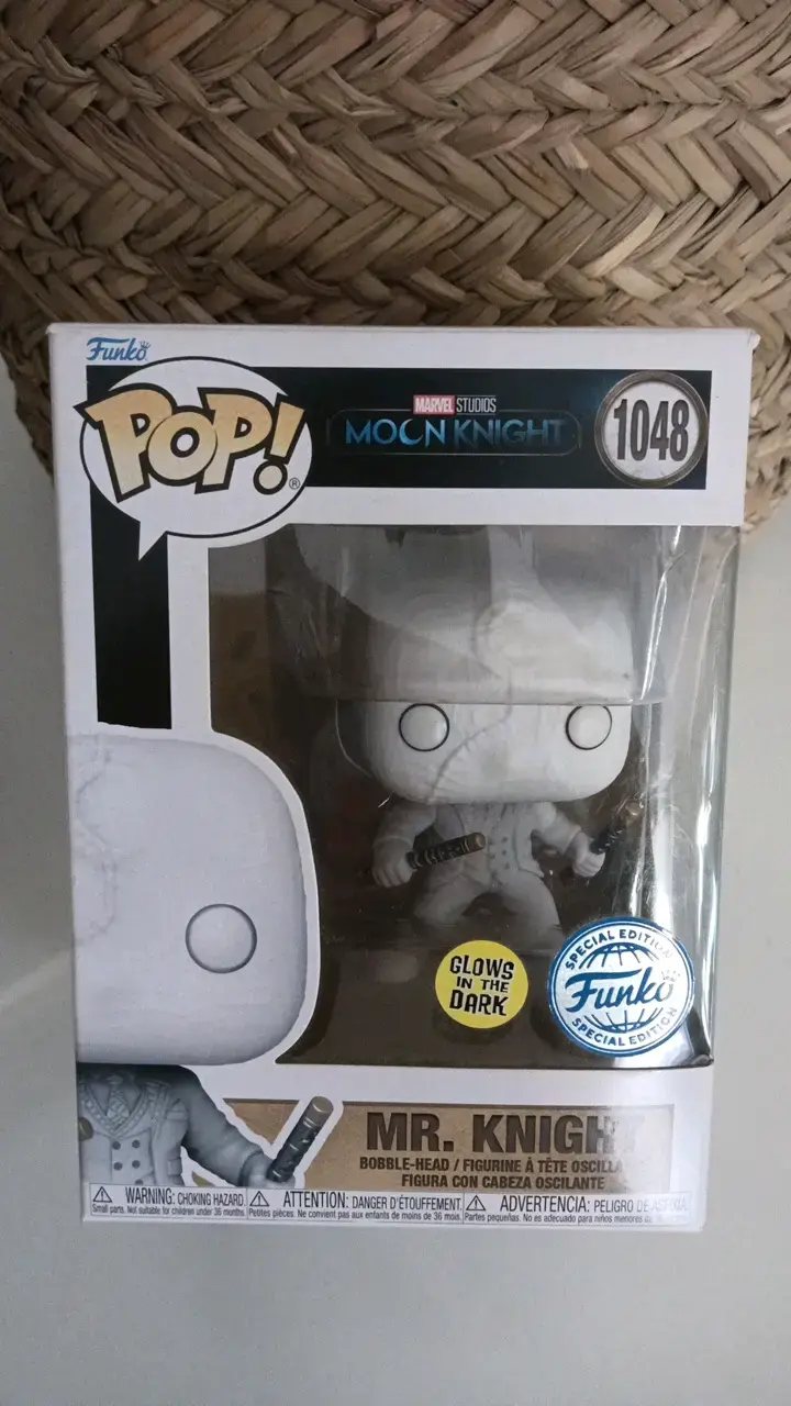 Funko Pop Mr. Knight edición especial que brilla en la oscuridad