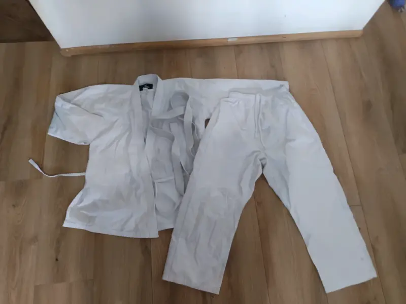 Kimono de Artes Marciales Blanco con Cinturón - 1