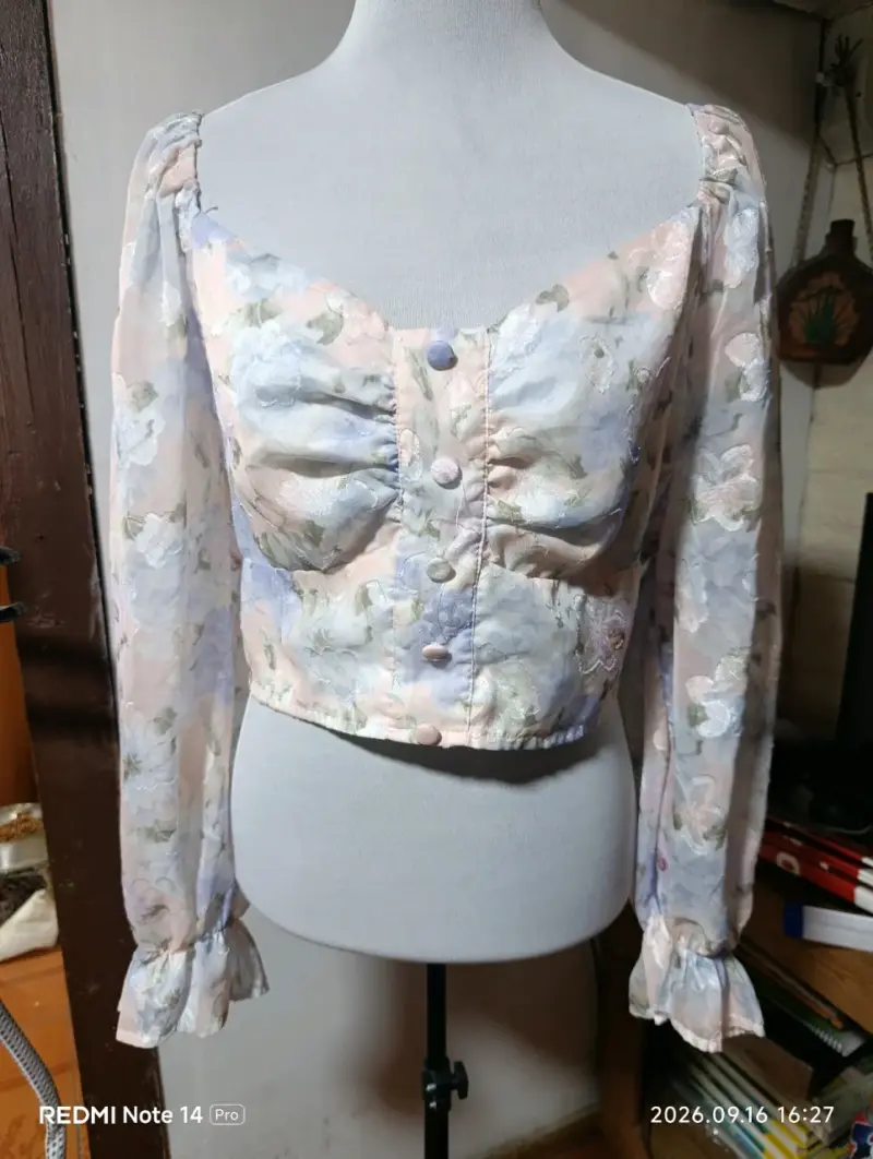 Blusa floral con mangas largas