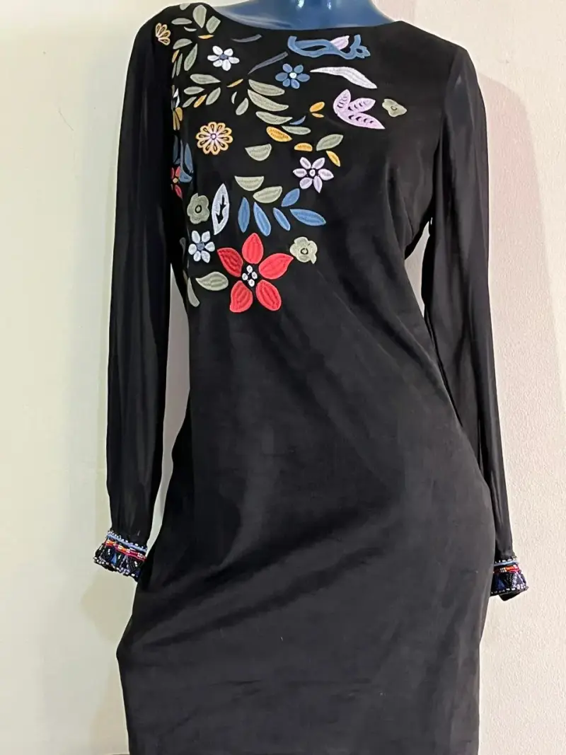 Vestido negro con bordado floral
