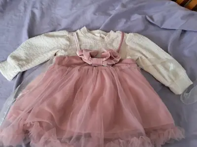 Vestido de niña con tul rosa y lazo - miniatura 1