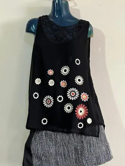Blusa sin mangas negra con flores bordadas - miniatura 1