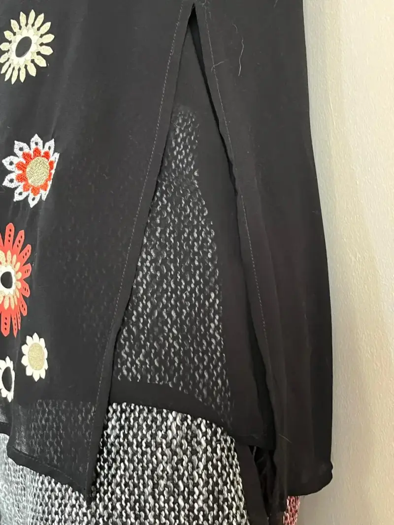 Blusa sin mangas negra con flores bordadas - 2