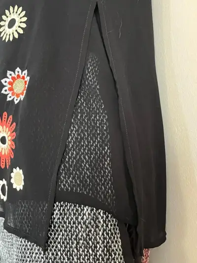 Blusa sin mangas negra con flores bordadas - miniatura 2