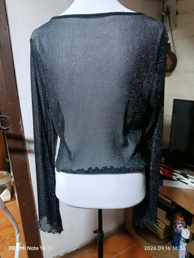 Top negro brillante con mangas largas acampanadas - miniatura 2
