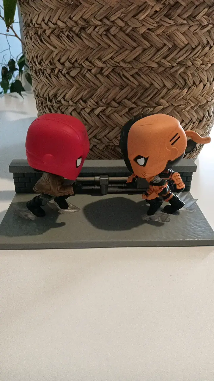 Figura de colección de personajes enfrentados