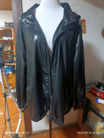 Chaqueta impermeable negra con capucha - miniatura 1