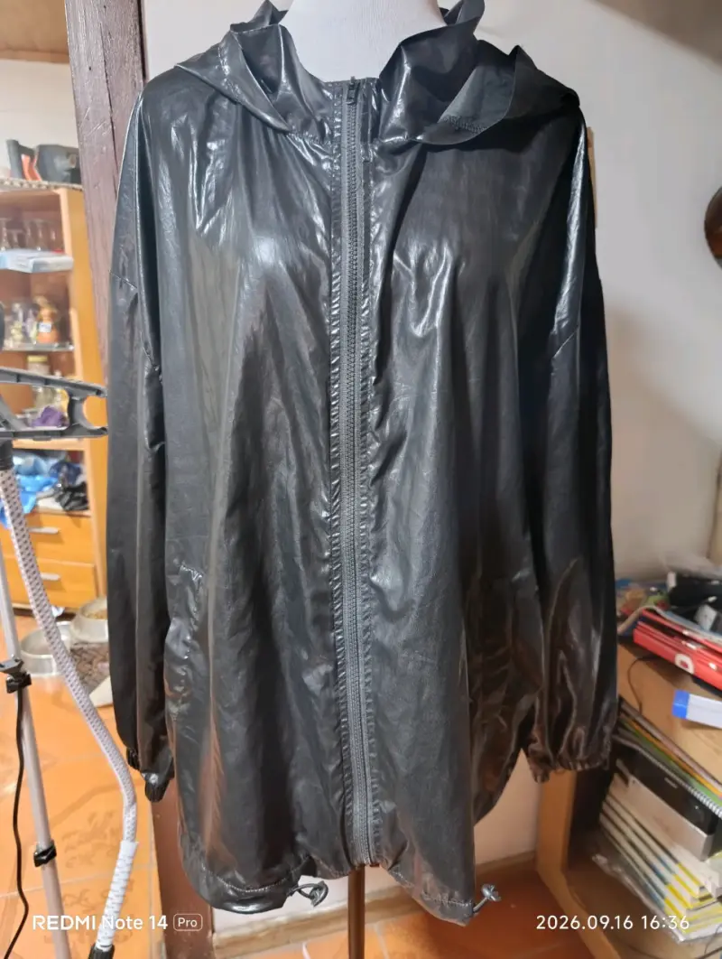 Chaqueta impermeable negra con capucha - 2