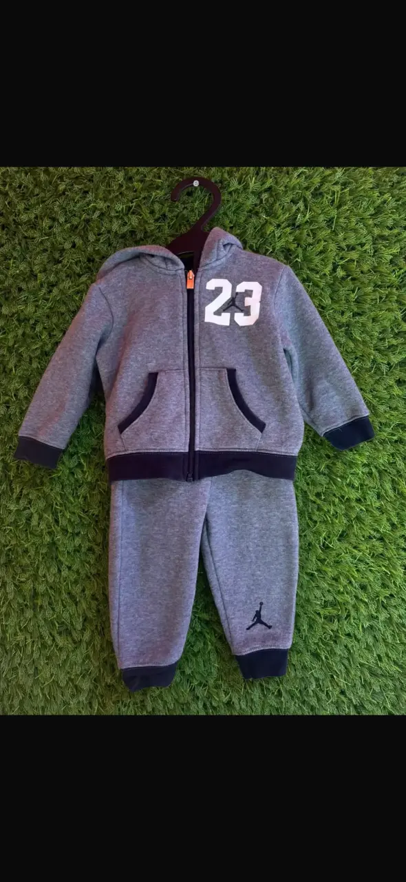Conjunto deportivo infantil gris con capucha