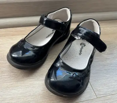 Zapatos de charol negro para niña talla 28 - miniatura 1