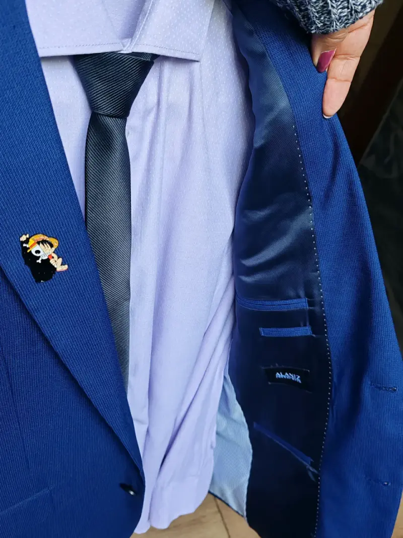 Traje azul Alaniz con corbata negra - 1