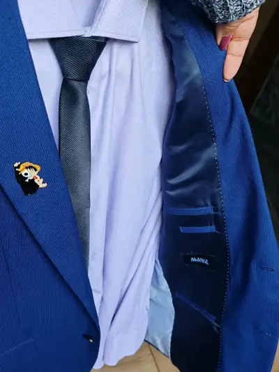 Traje azul Alaniz con corbata negra - miniatura 1