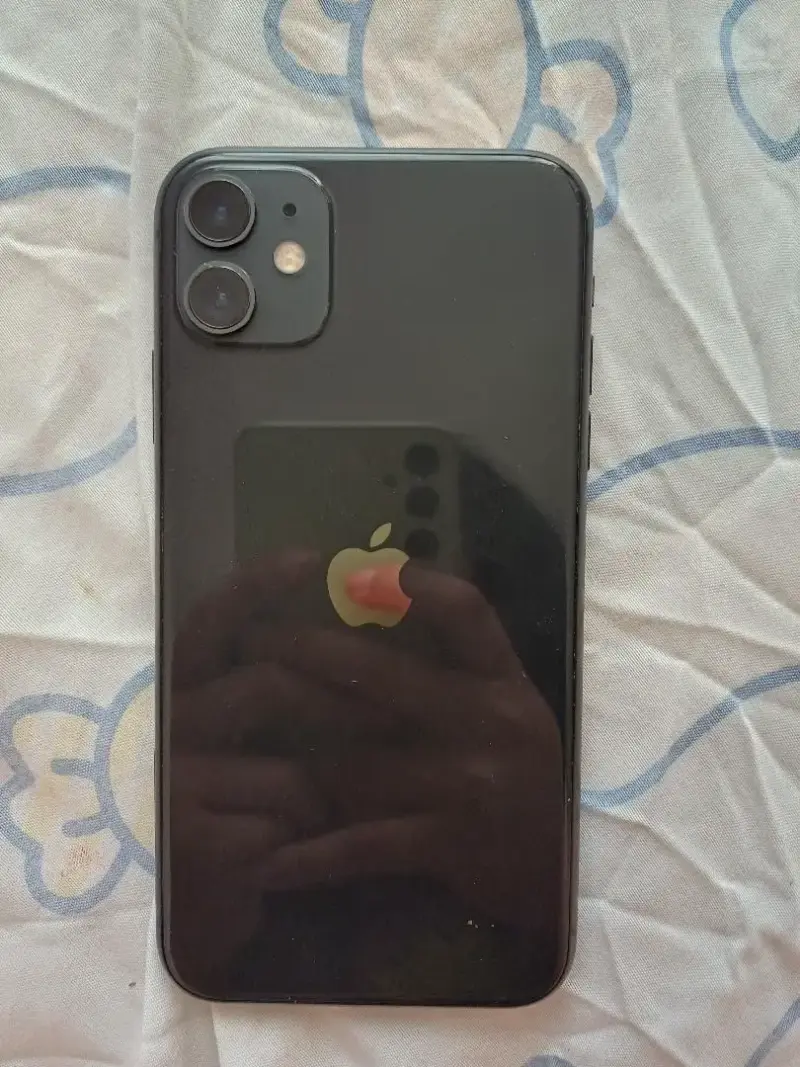 iPhone 11 en buen estado con funda - 1