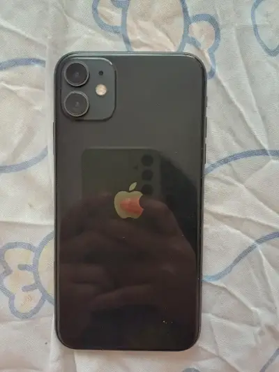 iPhone 11 en buen estado con funda - miniatura 1
