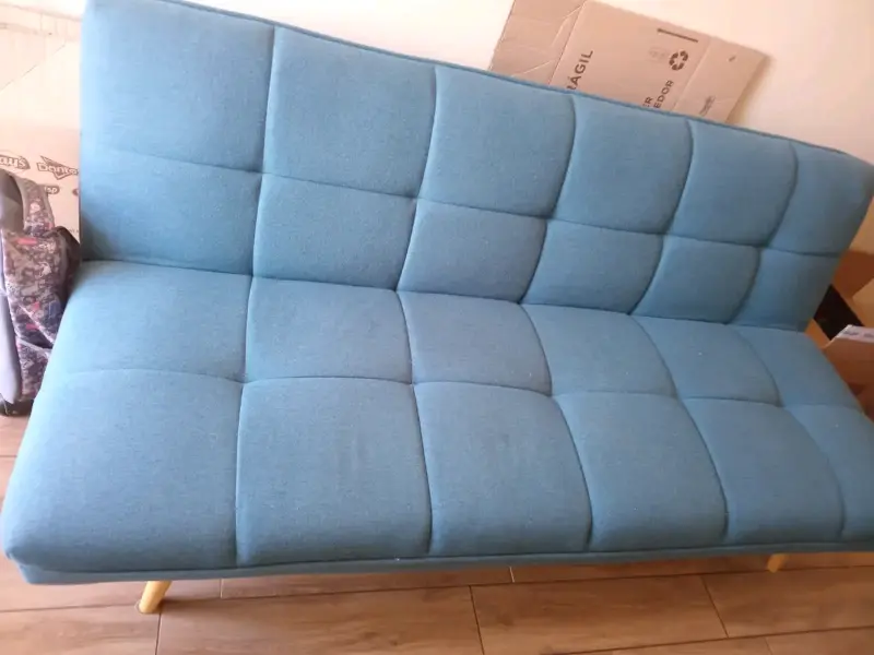 Sofá cama azul moderno en buen estado