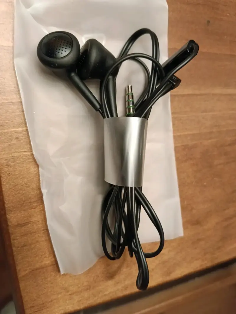 Audífonos con cable y conector 3.5mm