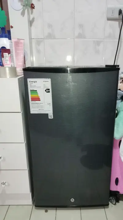 Refrigerador compacto Midea negro eficiente - miniatura 1