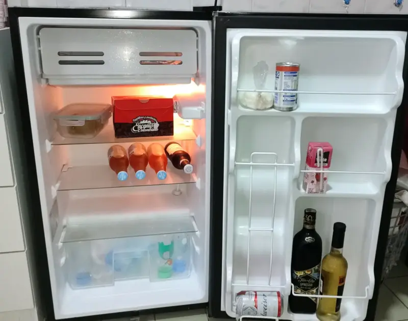 Refrigerador compacto Midea negro eficiente - 2