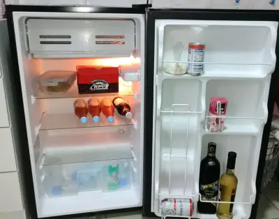 Refrigerador compacto Midea negro eficiente - miniatura 2