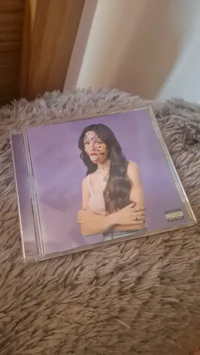 CD de música Sour de Olivia Rodrigo - miniatura 1
