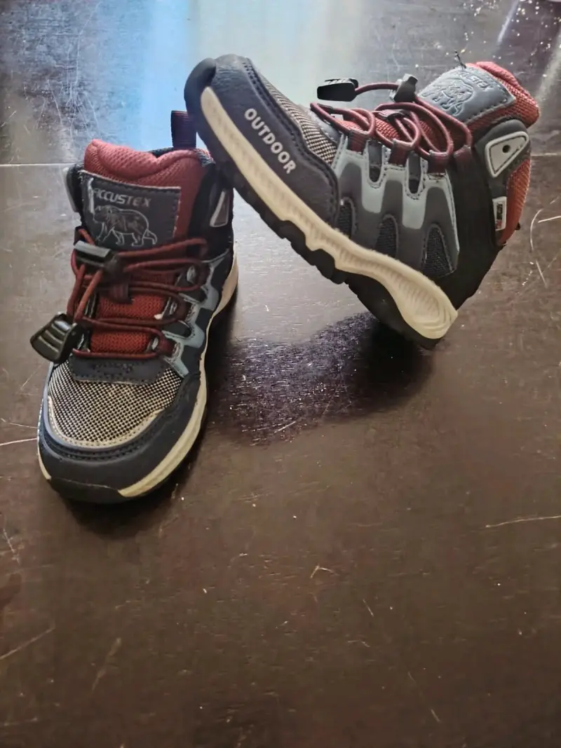 Zapatillas deportivas para niños Nike talla 26 y 25