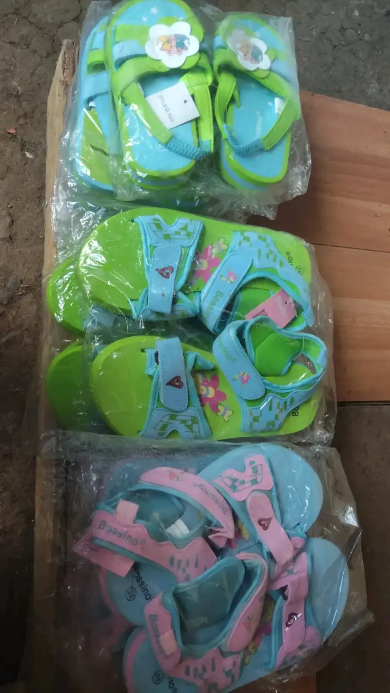 Sandalias infantiles de colores variados - 1