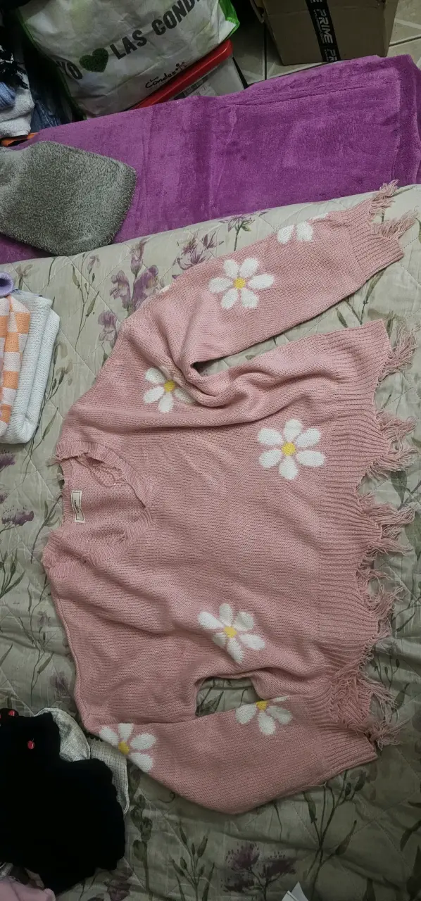 Suéter rosa con flores y flecos