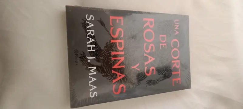 Libros 'Una Corte de Rosas y Espinas' y 'Una Corte de Niebla y Furia' de Sarah J. Maas - 1