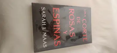 Libros 'Una Corte de Rosas y Espinas' y 'Una Corte de Niebla y Furia' de Sarah J. Maas - miniatura 1