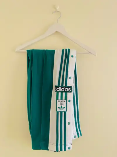 Pantalones deportivos adibreak de Adidas verde - miniatura 1