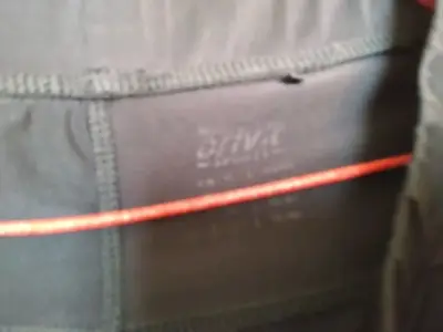 Pantalones deportivos negros con detalles rojos - miniatura 1