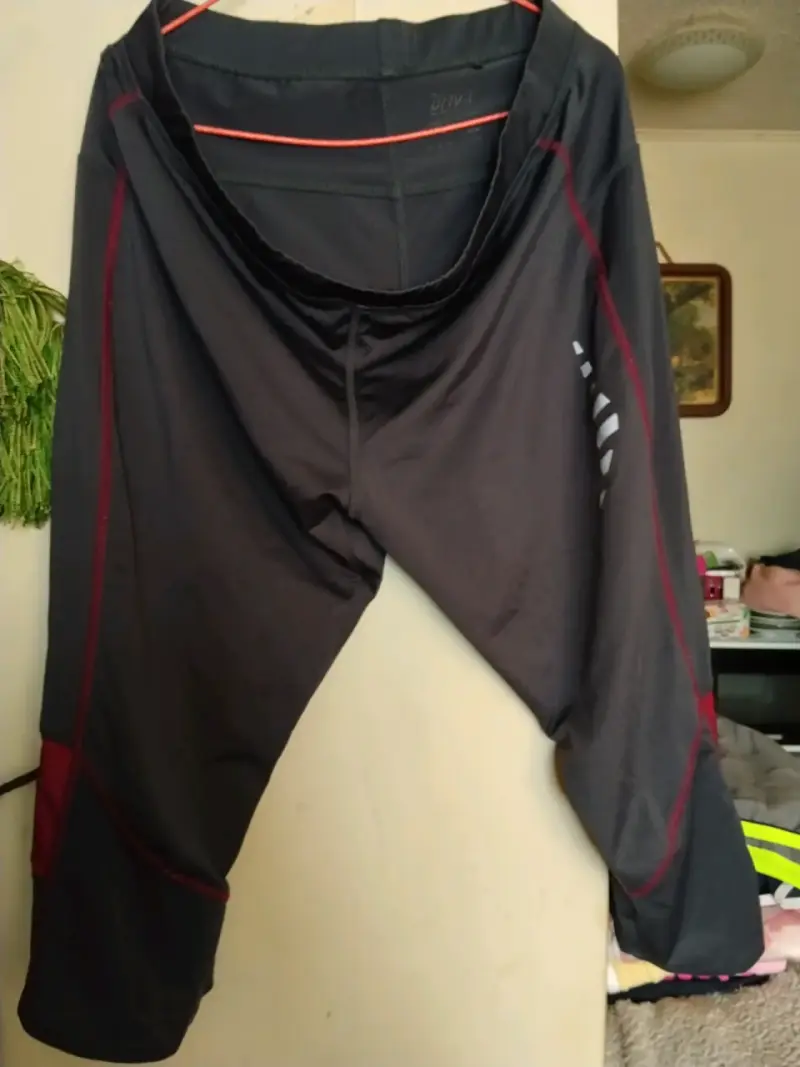 Pantalones deportivos negros con detalles rojos - 2