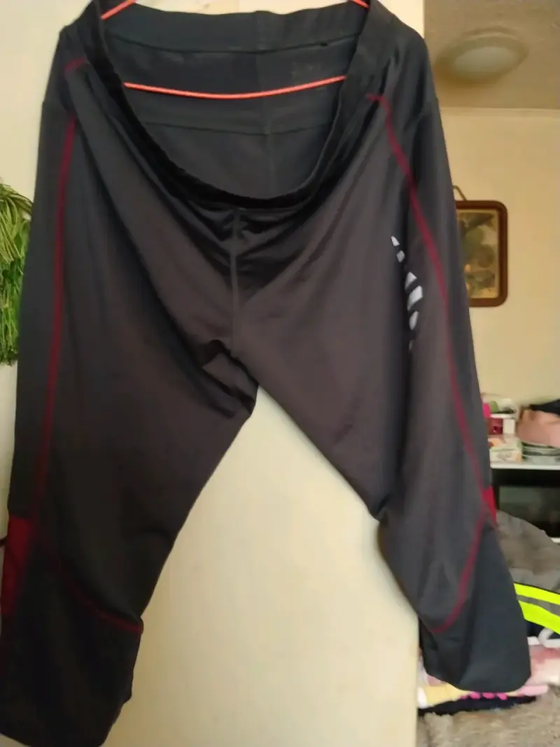 Pantalones deportivos negros con detalles rojos - 3