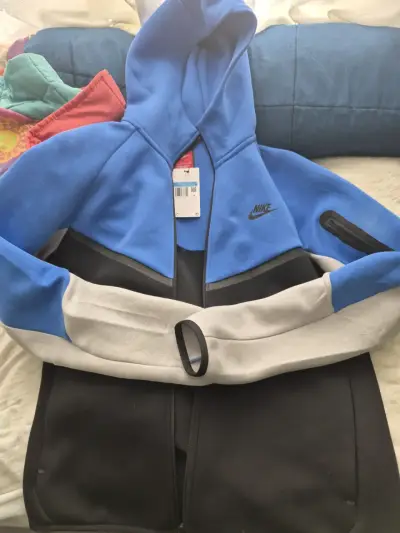 Polerón Nike con capucha azul y negro - miniatura 3