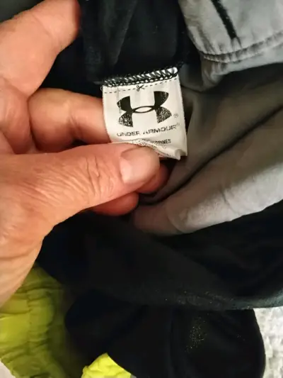 Shorts deportivos Under Armour gris y verde - miniatura 1