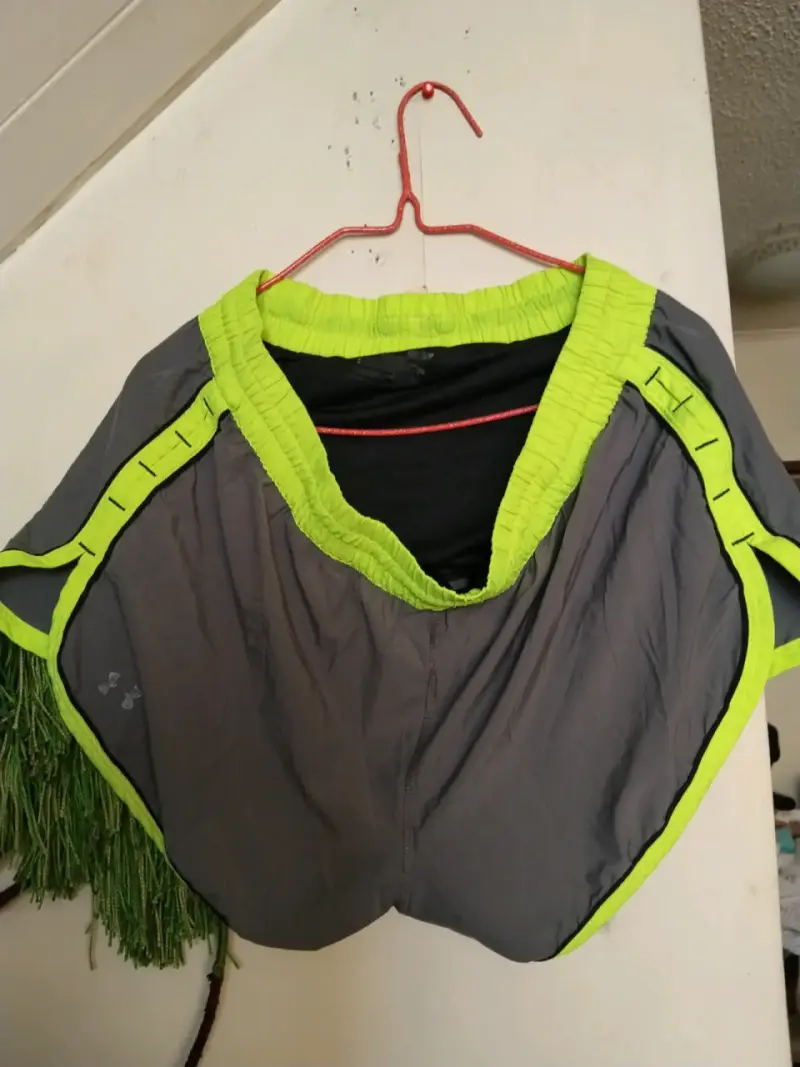 Shorts deportivos Under Armour gris y verde - 2