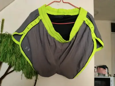 Shorts deportivos Under Armour gris y verde - miniatura 3