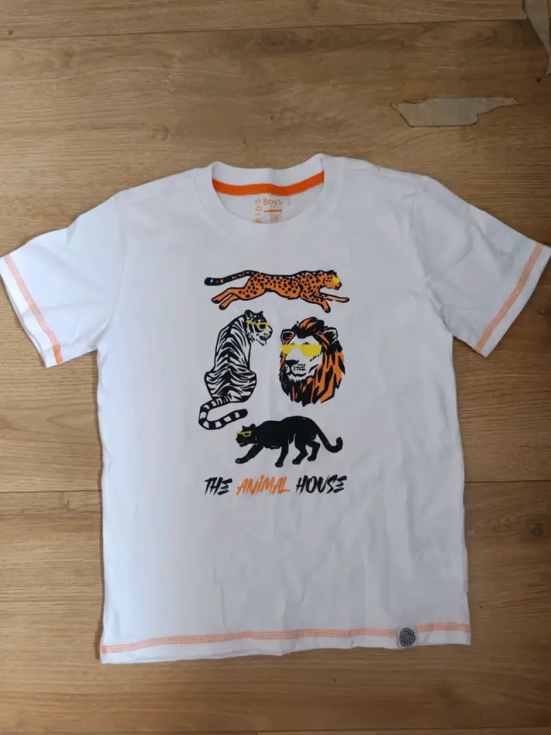 Polera blanca para niños con diseño de animales