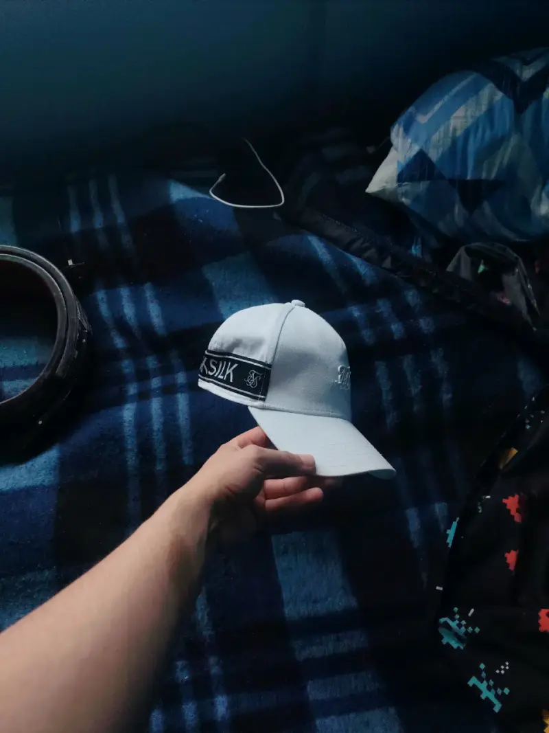 Gorra blanca SikSilk con logo bordado - 3