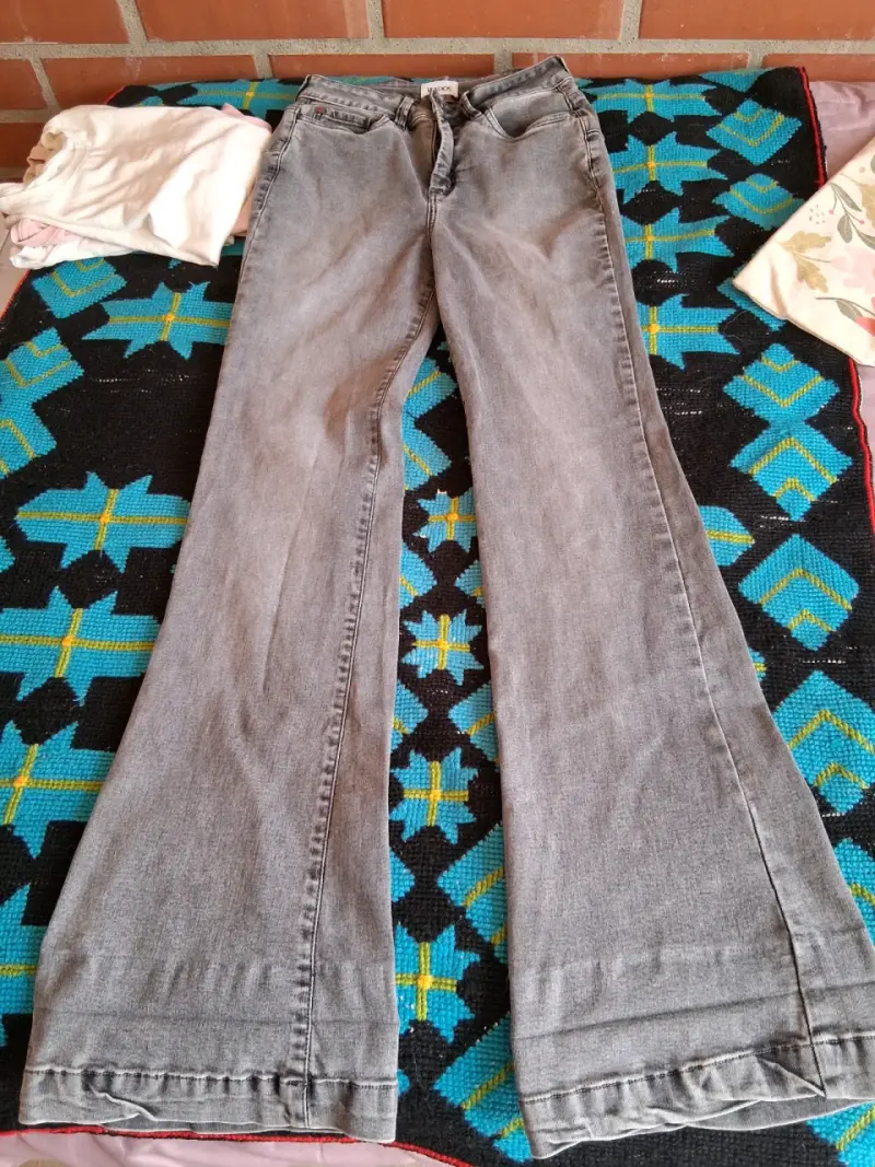 Jeans acampanados grises para mujer