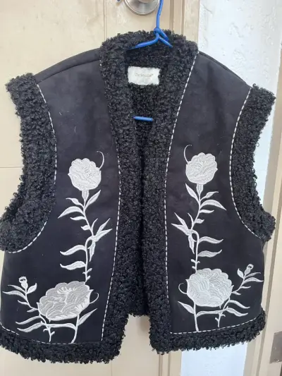 Chaleco de lana bordado floral negro - miniatura 1