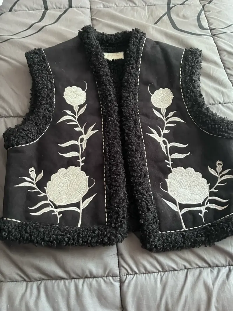 Chaleco de lana bordado floral negro - 3