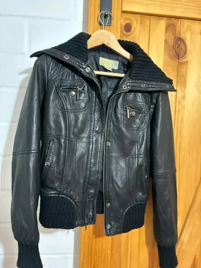Chaqueta de cuero negra con cuello tejido - miniatura 1