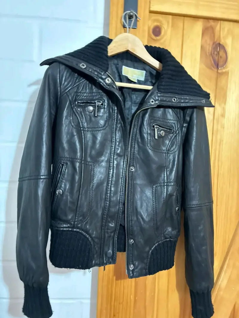 Chaqueta de cuero negra con cuello tejido - 2