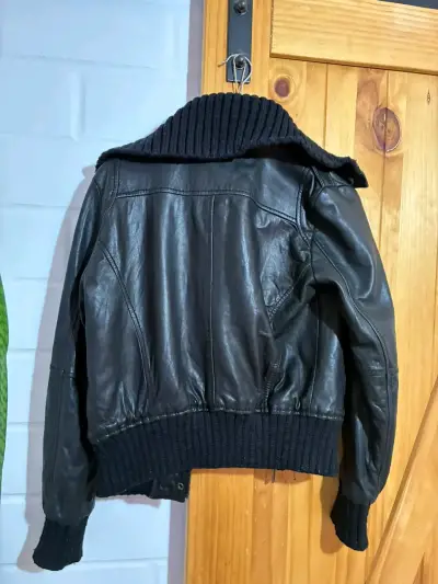 Chaqueta de cuero negra con cuello tejido - miniatura 3