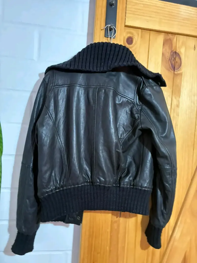 Chaqueta de cuero negra con cuello tejido - 4