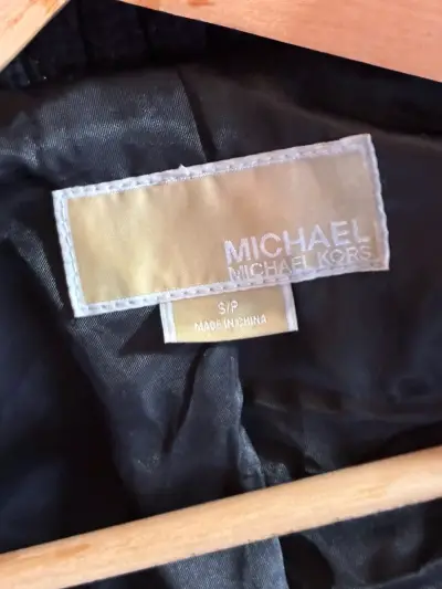 Chaqueta de cuero negra con cuello tejido - miniatura 5
