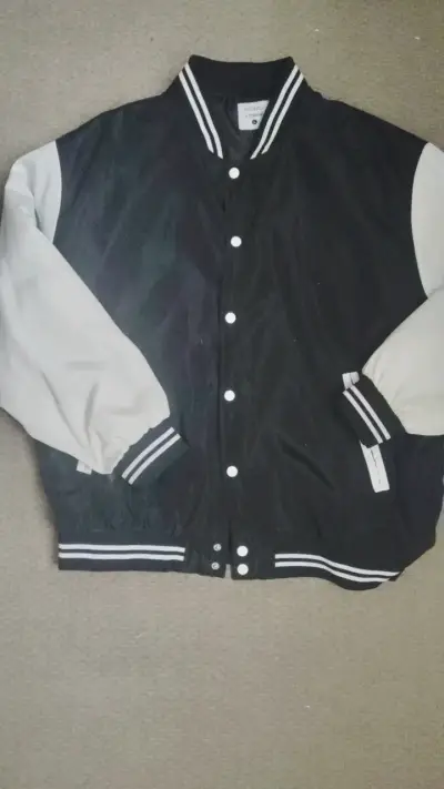 Chaqueta varsity negra y blanca Issimo x Corona - miniatura 1